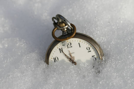 pocket watch in the snow 02