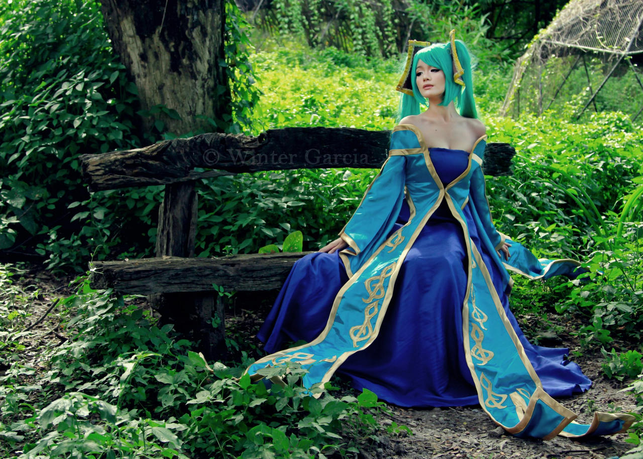 Sona Cosplay (League of Legends)