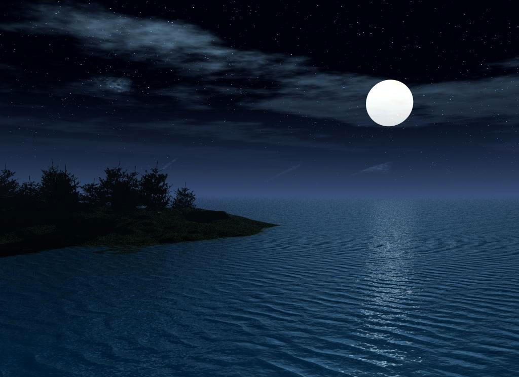 Луна распласталась на тихой воде