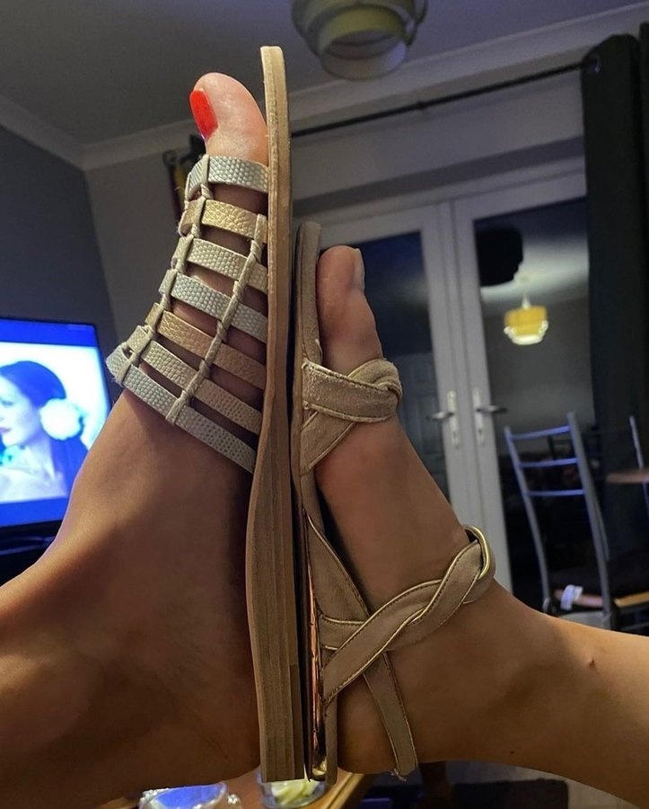 Comparing Foot Huge feet comparison by deneversmile on DeviantArt