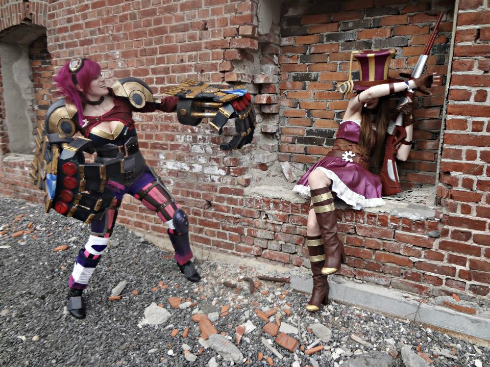 League of legends cosplay Vi and Caitlyn