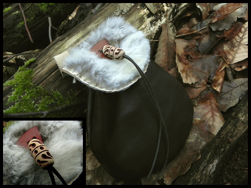 Belt pouch with fur