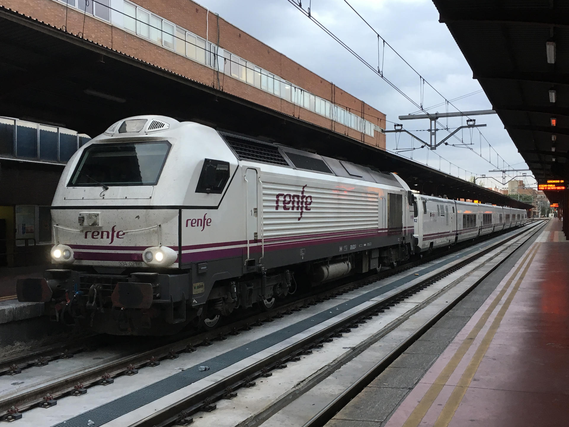 RENFE Altaria 334.021 at Chamartin by rlkitterman on DeviantArt