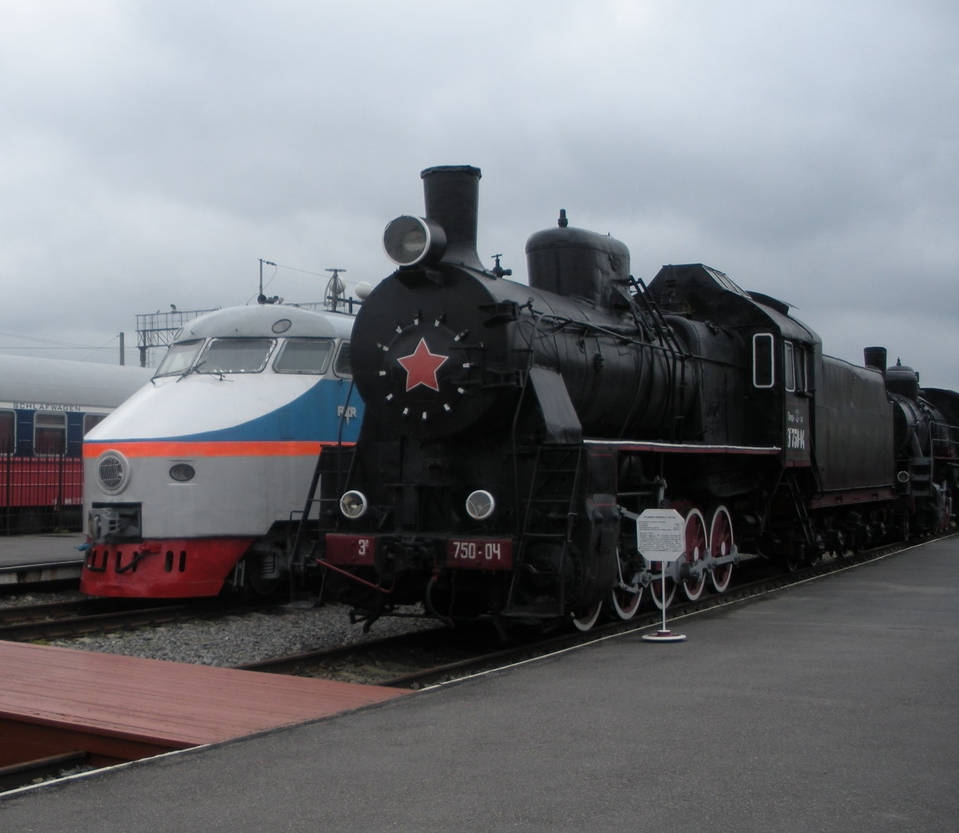 Er1 Rvr OktZD ER200-1 (RVR) and PridnZD Er750-04 (Kolomna) by rlkitterman on ...