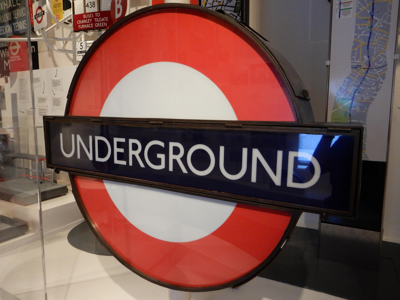 Underground Rundel London Underground Roundel DSCN4073 by rlkitterman on DeviantArt