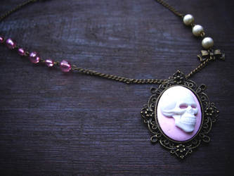 Vintage style necklace with skull cameo