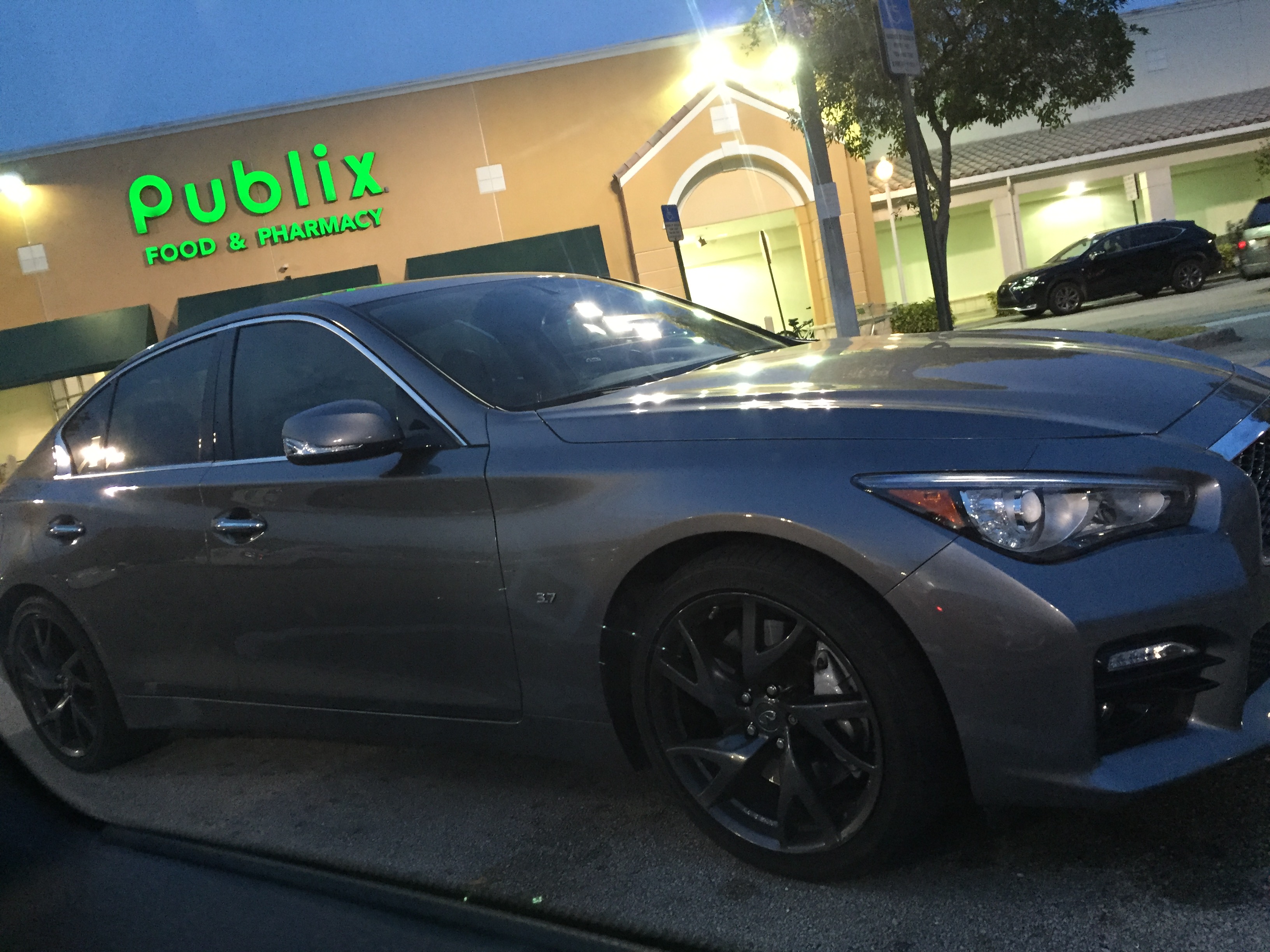 Infiniti Q60 / Nissan Skyline 250GT.