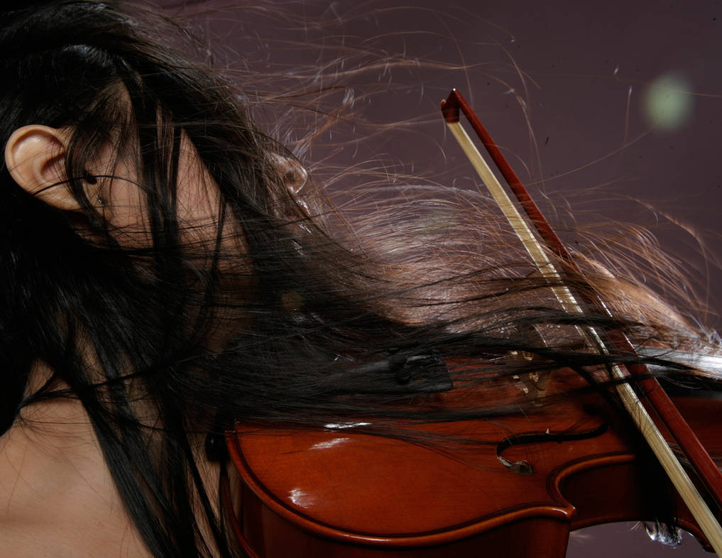 Скрипка боль. Женщина со скрипкой. Девушка скрипачка. Скрипачка со спины. Фотосессия со скрипкой.