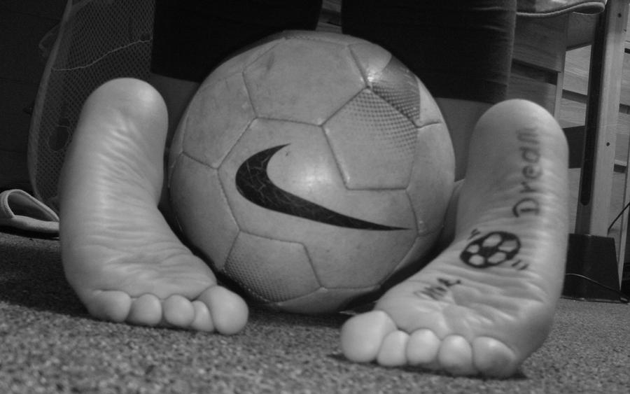 can you juggle a soccer ball with bare feet 2