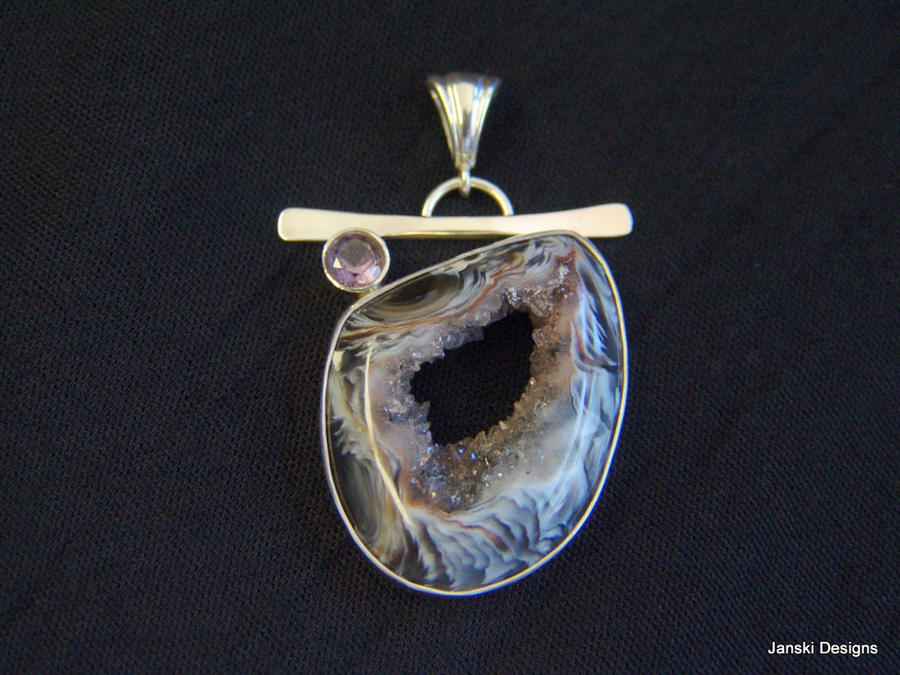 Oco Agate hole through pendant with Amethyst