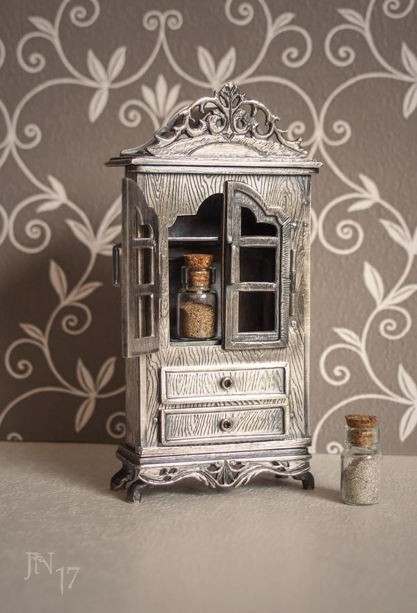 Silver vitrine