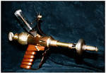 Steampunk raygun by beelzebubby