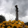 Croix sous ciel d'orage