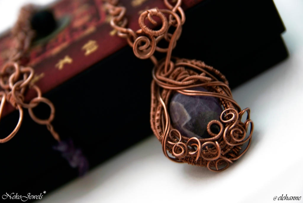 Nirien in Chains by Elehanne