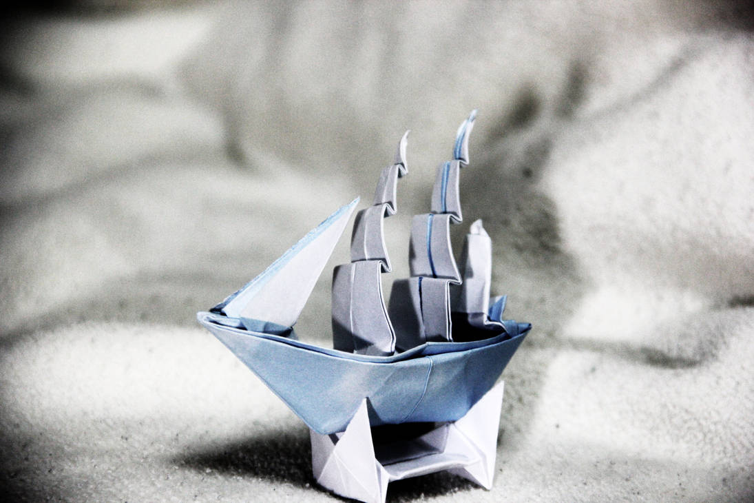 Как делаются кораблики. Бумажный кораблик из бумаги. Оригами Фрегат кораблик. Красивые корабли из бумаги. Парусник из бумаги.