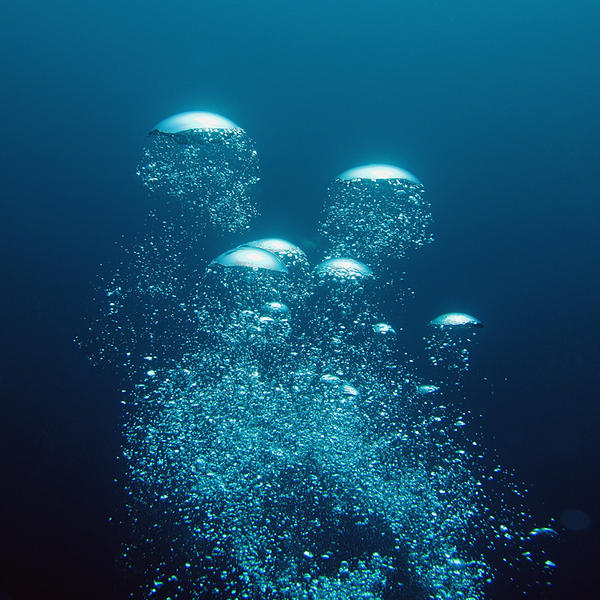 Погружение в соленую воду. Пузырьки воздуха под водой. Пузырьки в воде. Воздух под водой.