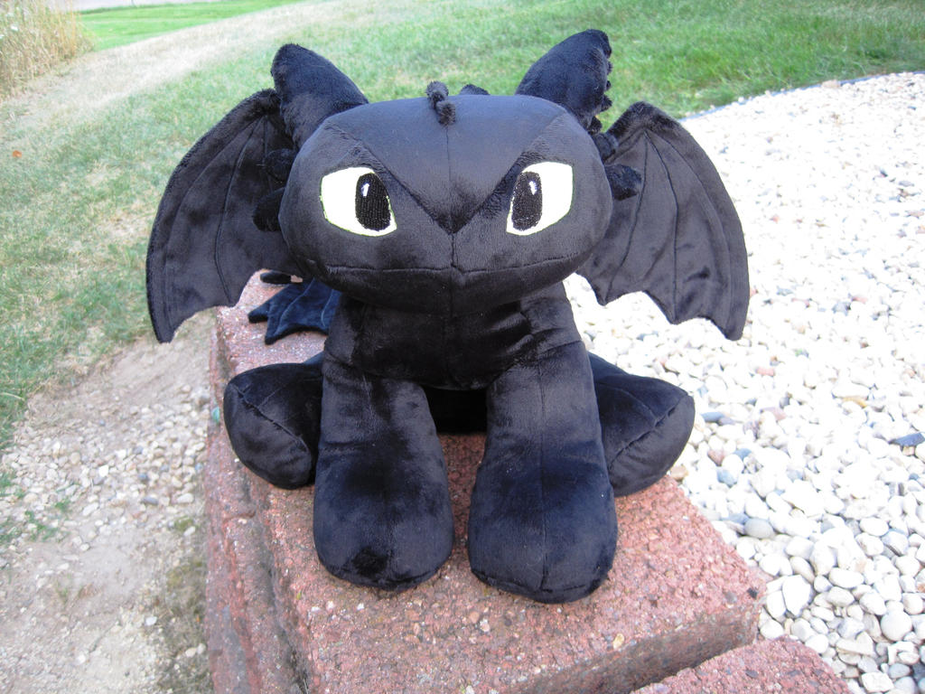 Sneak Peek Toothless by munchforlunch on DeviantArt