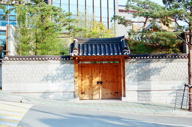 Jongno Days: Bukchon Doorway