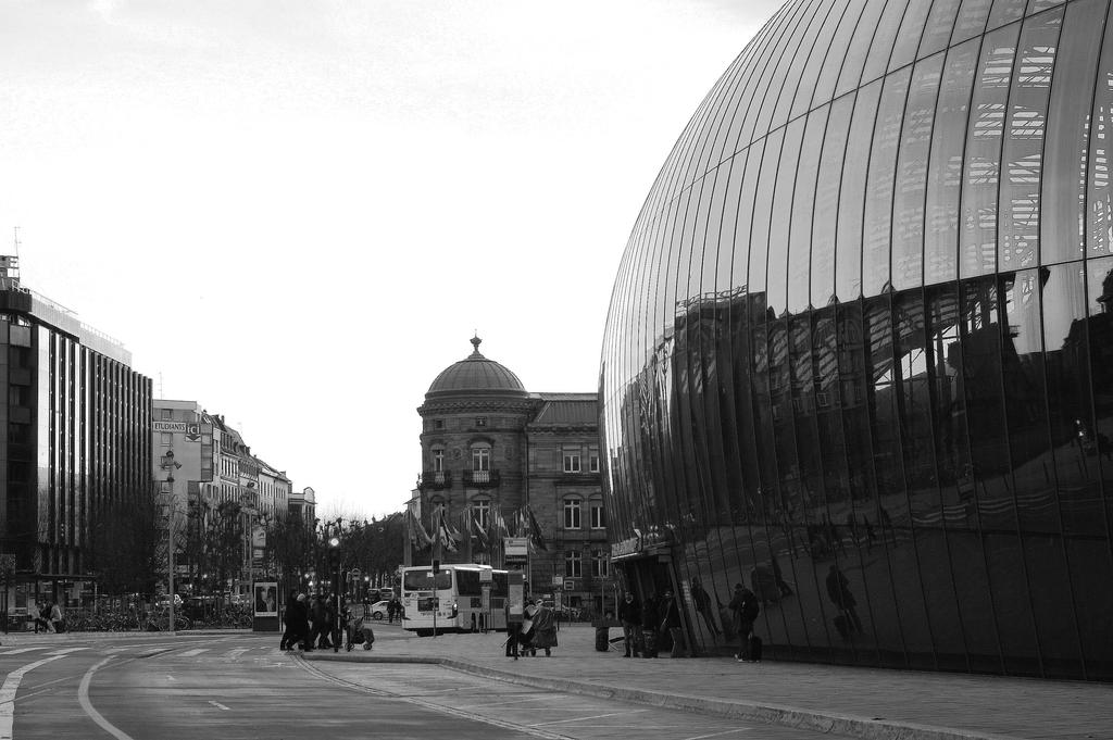 Devant la gare