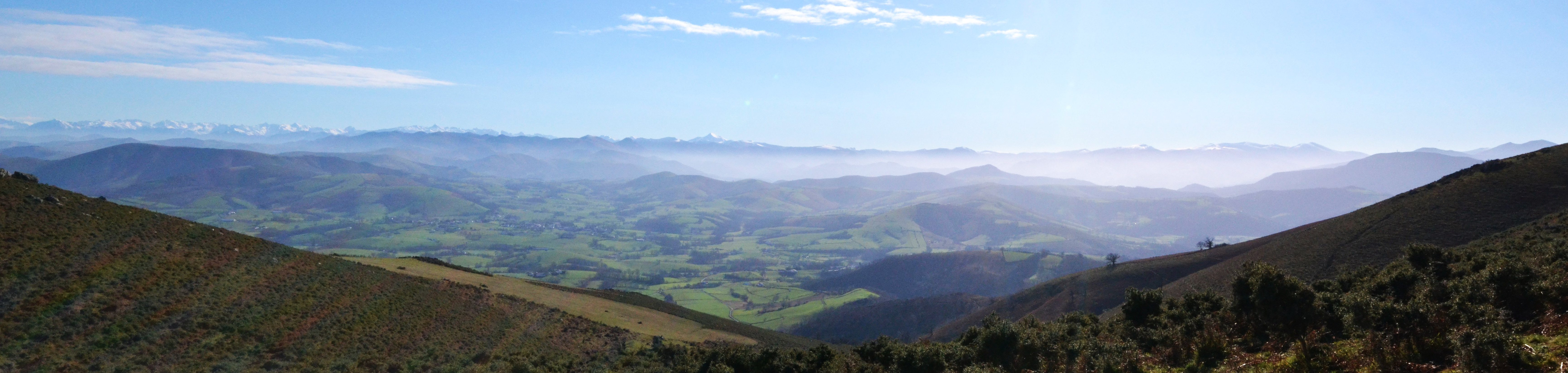 Les Pyrenees vues depuis le Baigura