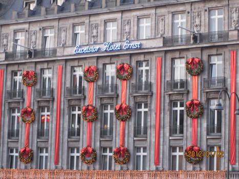 Christmas Decorating with Wreaths .