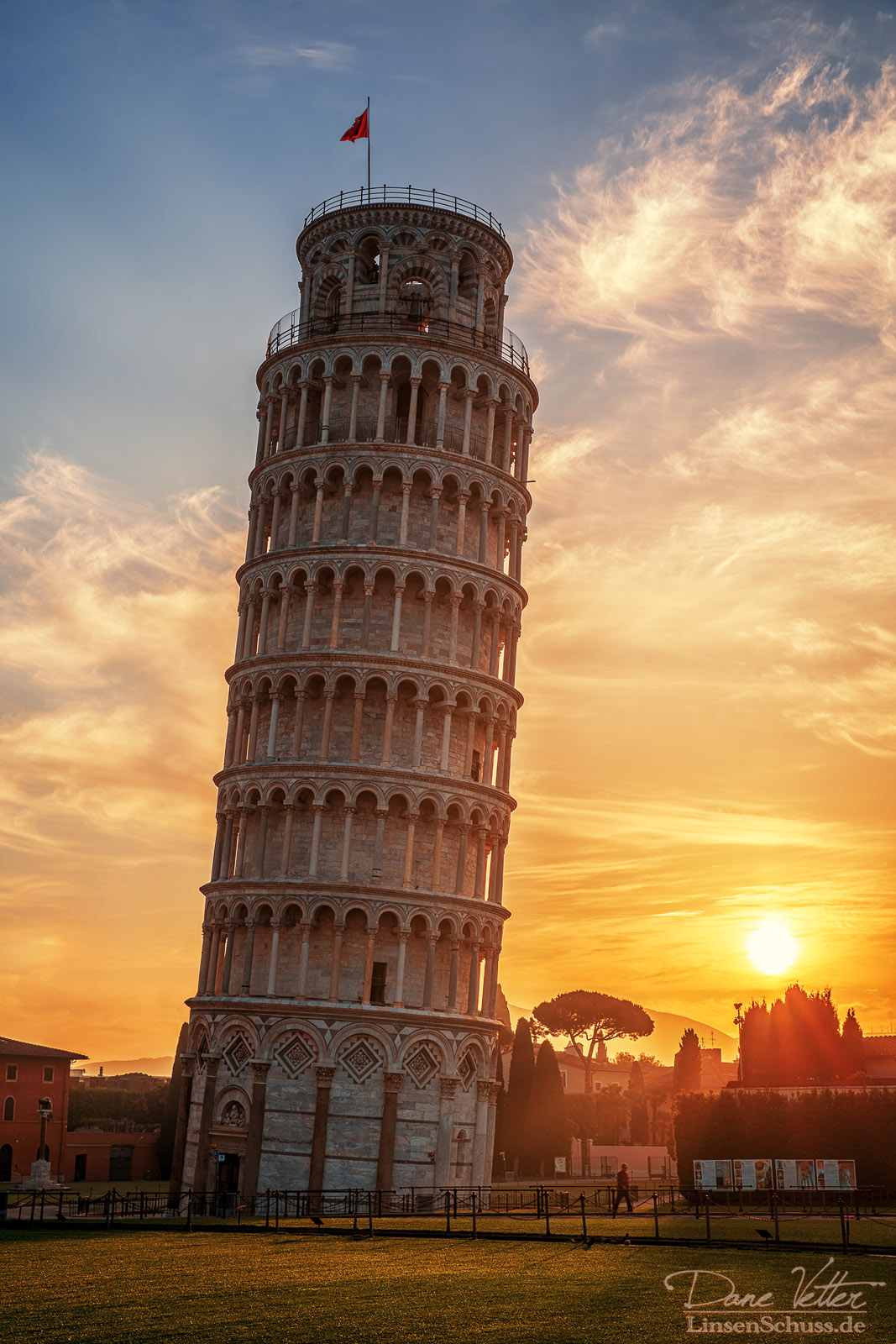 Leaning Tower of Pisa in the golden light by LinsenSchuss on DeviantArt