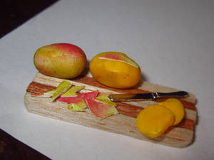 Miniature Mango Peeling