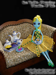 Little Miss Sunflower - It's tea time!
