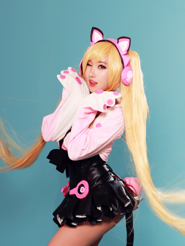 Lucky Chloe from Tekken 7 Cosplay by RinnieRiot