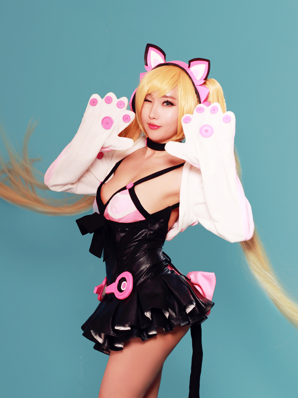 Lucky Chloe from Tekken 7 Cosplay by RinnieRiot