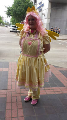 Fluttershy Lolita cosplay