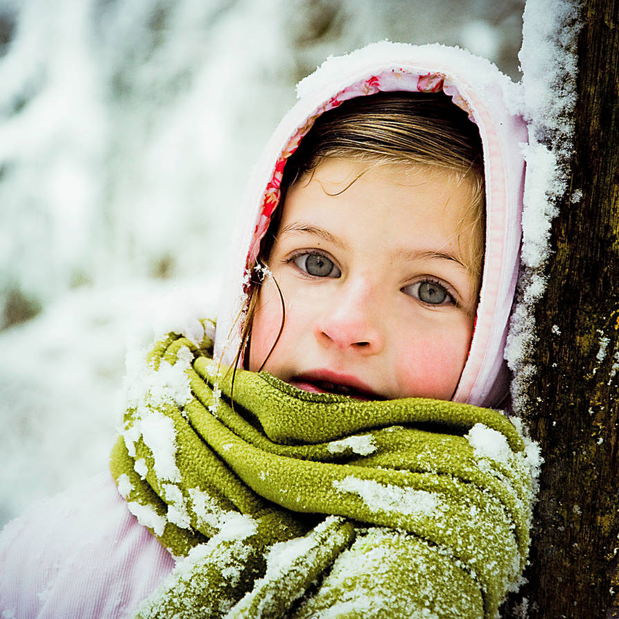 Маленькой девочке холодно. Девочка зима. Зимний портрет. Маленькая девочка в зимнем лесу. Девочка в платке зима.