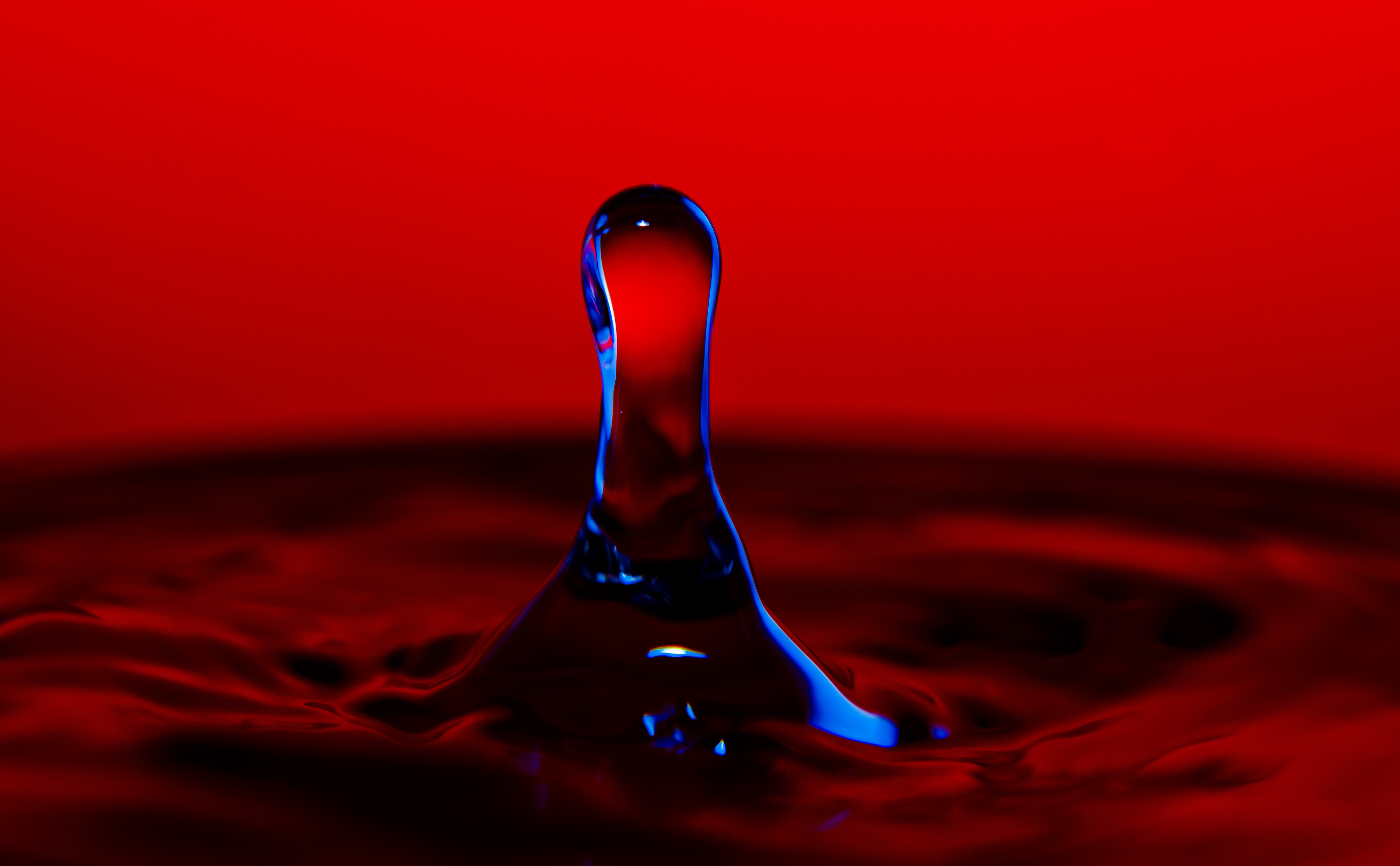 Вода красная кран. Красная вода. Капли воды на Красном фоне. Красный фон вода.