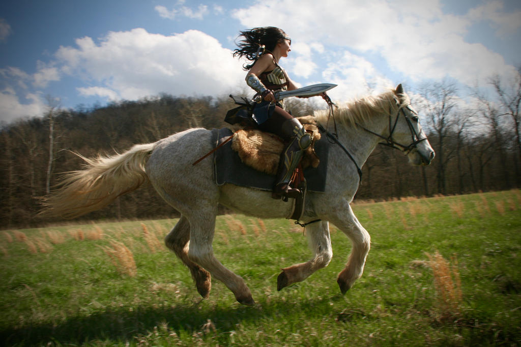 Наездник видео. Чудо женщина на коне. Женщина на коне бежит. Стойка наездница. Всадница медсестра.