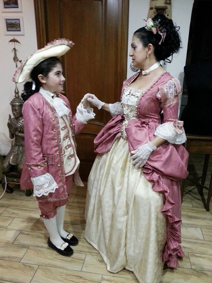Mum e Child in Baroque clothes