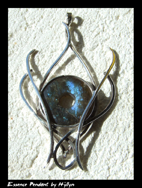 'Essence' pendant