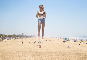 Sophie Turner - Santa Monica beach