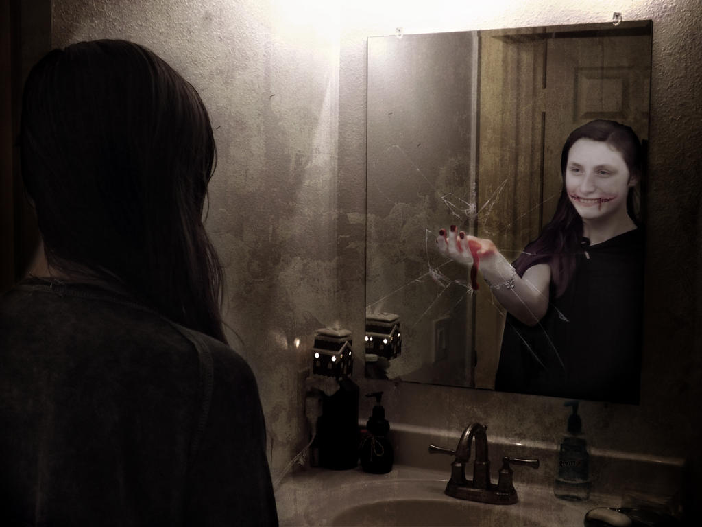 Почему в зеркале видно. Страшное отражение в зеркале.