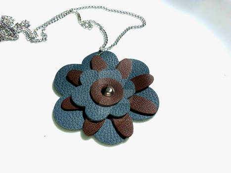 Leather Pendant Flower Necklace