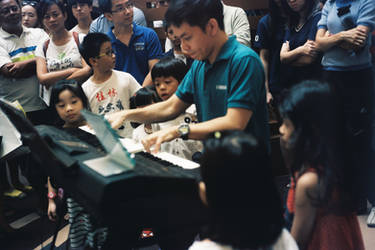 Children and the pianist.