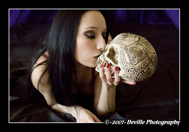 Sou DeSade: kiss the skull_3