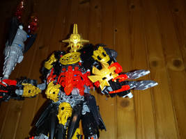 Makuta from JtO holding Vahi G2