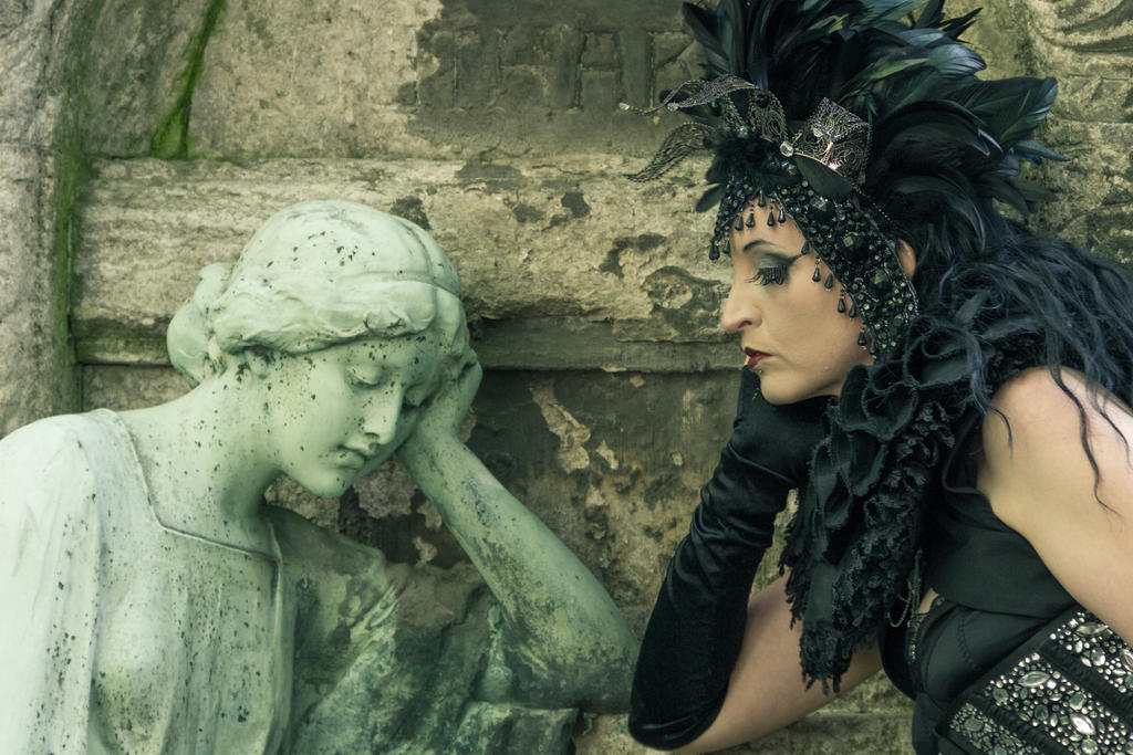 Stock - Vampire Queen Statue 3