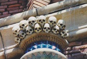 Skulls on arch