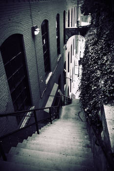 creepy escaleras