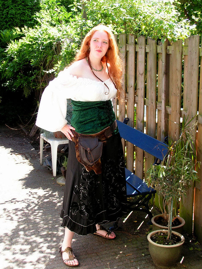 Medieval Wench standing by Cinniuint on DeviantArt