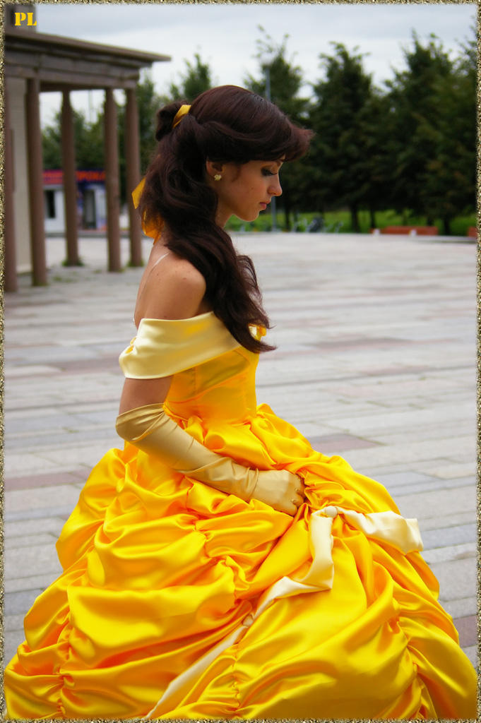 Принцесса в желтом платье. Бэлль принцесса Дисней в желтом платье. Белль Дисней косплей. Белль в желтом платье. Девушка в желтом платье.