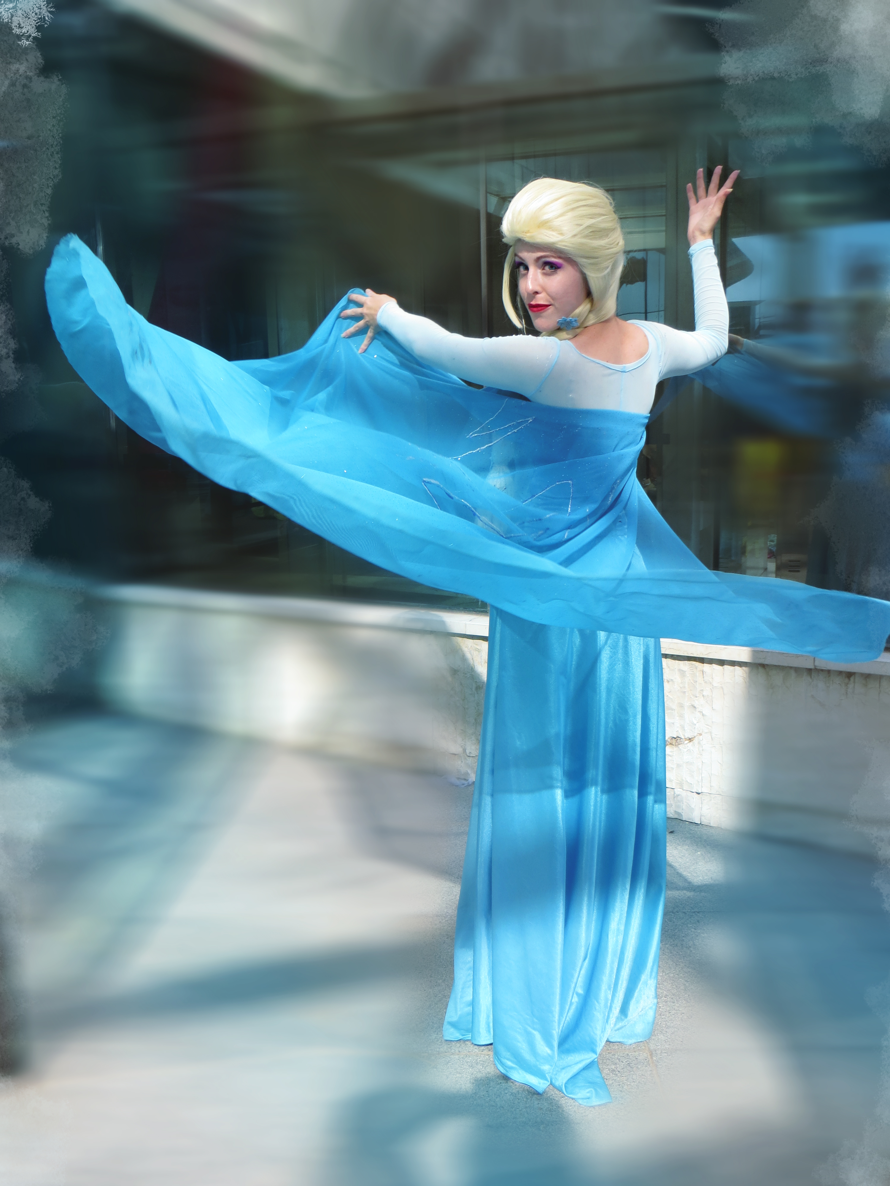 The snow queen elsa cosplay frozen