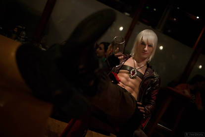 Cheers in the pub from Dante - DMC 3 Cosplay