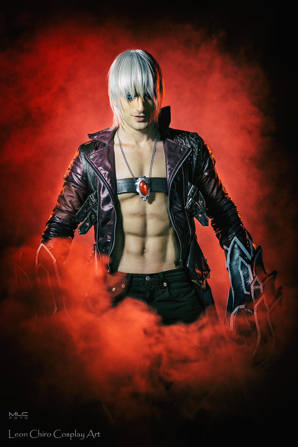 Dante - Devil May Cry 3 Cosplay with Beowulf -Leon